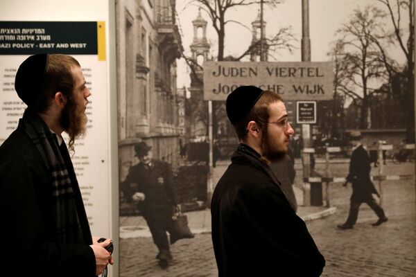 Ультраортодоксальные еврейские посетители в мемориальном комплексе истории Холокоста, Иерусалим