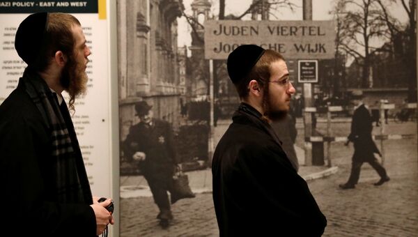 Ультраортодоксальные еврейские посетители в мемориальном комплексе истории Холокоста, Иерусалим