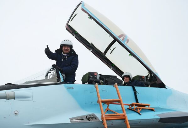 Летчик-испытатель Михаил Беляев после летной демонстрации авиационного комплекса МиГ-35 на презентации в Московской области