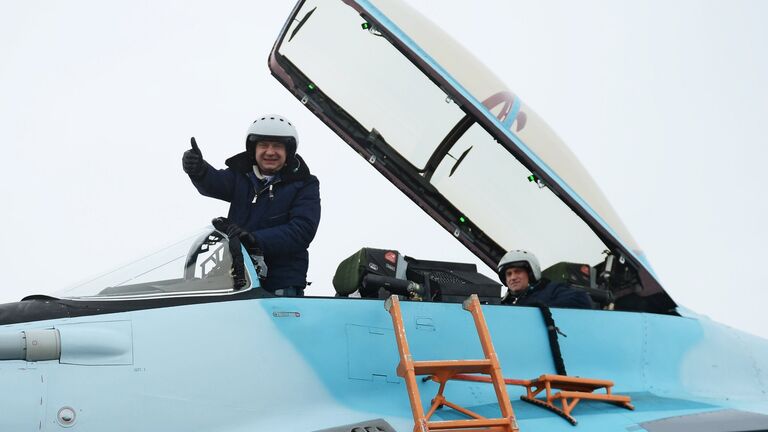 Летчик-испытатель Михаил Беляев после летной демонстрации авиационного комплекса МиГ-35 на презентации в Московской области Летчик-испытатель Михаил Беляев после летной демонстрации авиационного комплекса МиГ-35 на презентации в Московской области