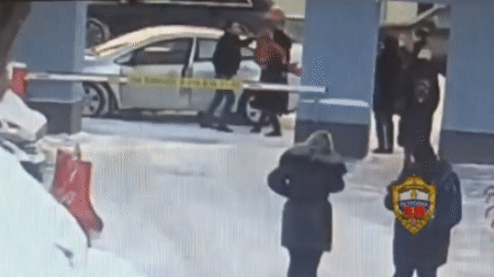 В сети появилось видео нападения таксиста на женщину с ребенком