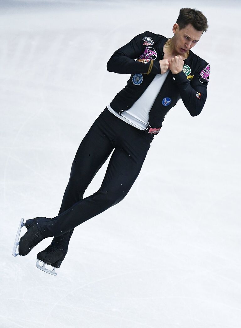 Максим Ковтун выступает в короткой программе мужского одиночного катания на чемпионате Европы по фигурному катанию в Остраве