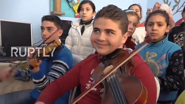 Сирийские дети спели Пусть всегда будет солнце на русском языке