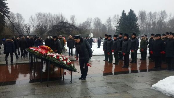 Моряки и ветераны на Пискаревском кладбище в Санкт-Петербурге