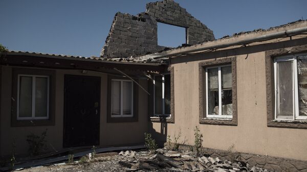 Разрушенный после обстрела дом в поселке Коминтерново Донецкой области.. Архивное фото