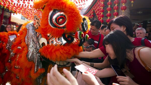 Танец льва в первый день китайского Нового года в храме Куала-Лумпура, Малайзия. 28 января 2017