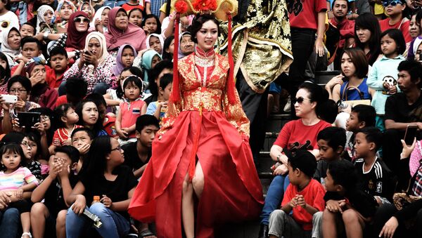 Женщина в традиционном китайском костюме во время празднования китайского Нового года в Маланг, Восточная Ява. 28 января 2017