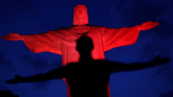 Статуя Христа Искупителя в Рио-де-Жанейро подсвечена красным цветом в честь китайского Нового года. 27 января 2017 года