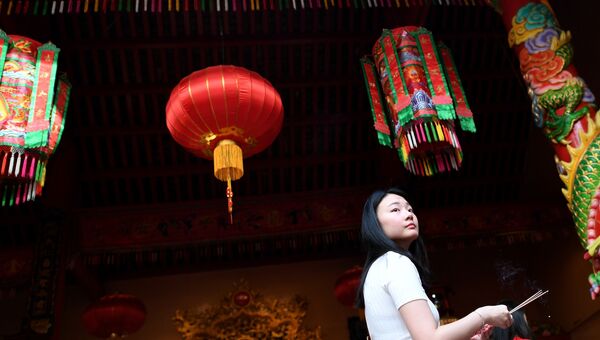 Девушка в храме Гуань Ди в первый день китайского Нового года в Куала-Лумпура, Малайзия. 28 января 2017