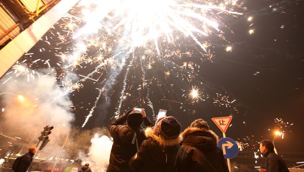 Люди смотрят фейерверк во время празднования китайского Нового года в Пекине, Китай. 27 января 2017