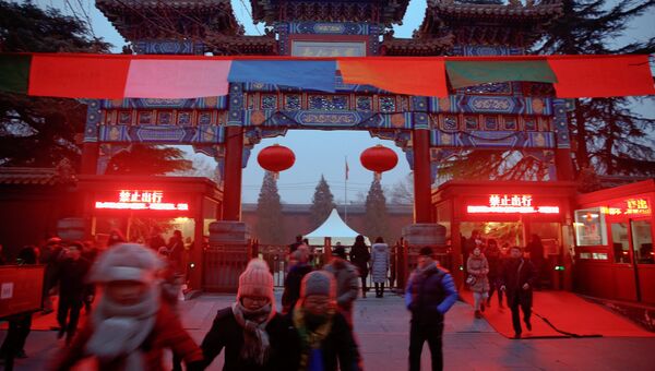 Люди идут в храм Юнхэгун Лама, чтобы молиться в первый день китайского Нового Года в Пекине, Китай. 28 января 2017 года