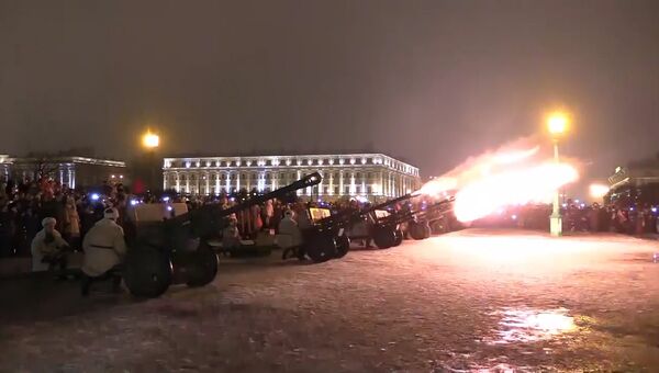 Под залп орудий в Петербурге отметили 73-ю годовщину освобождения от блокады