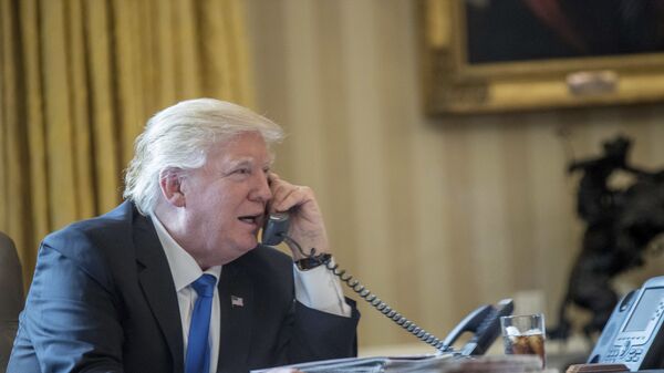 Президент США Дональд Трамп во время телефонного разговора с президентом РФ Владимиром Путиным. Архивное фото