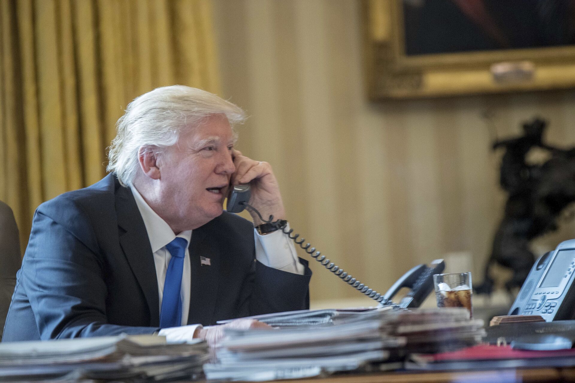 Президент США Дональд Трамп разговаривает по телефону с российским президентом Владимиром Путиным Президент США Дональд Трамп разговаривает по телефону с российским президентом Владимиром Путиным - РИА Новости, 1920, 21.05.2025