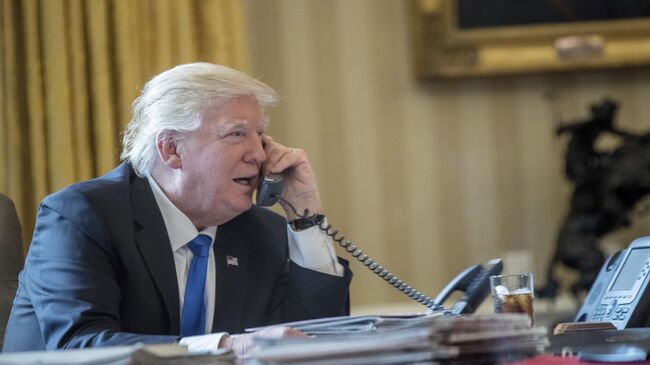 Президент США Дональд Трамп разговаривает по телефону с российским президентом Владимиром Путиным. 28 января 2017 год