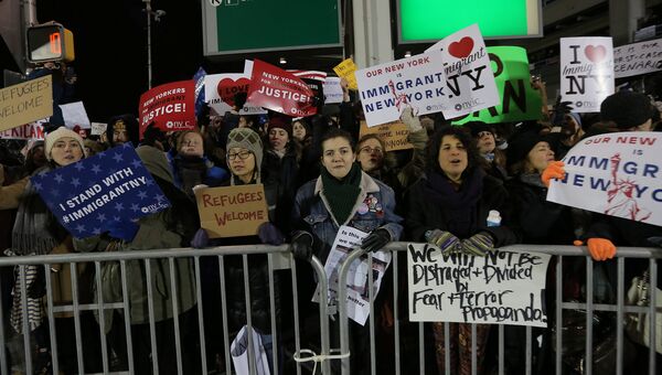 Протест в аэропорту Кеннеди в Нью-Йорке из-за указа Трампа о беженцах. 28 января 2017 год