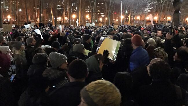 Демонстрация в Бруклине против запрета Трампа на въезд мусульман.