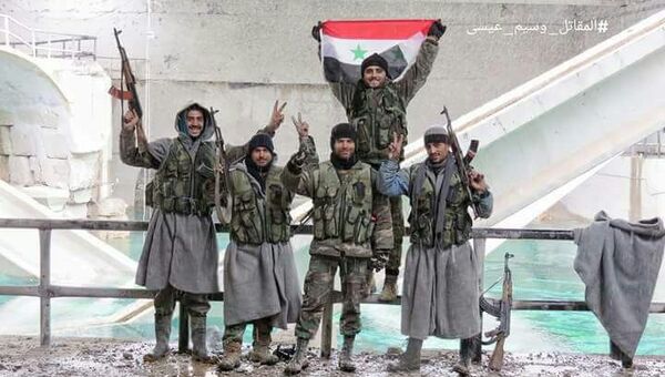 Бойцы сирийской армии на источнике пресной воды Айн-эль-Фиджи под Дамаском