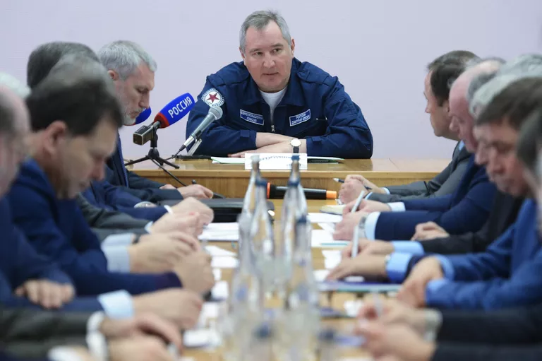 Заместитель председателя правительства РФ Дмитрий Рогозин во время выездного совещания в ходе посещения Воронежского механического завода в Воронеже Заместитель председателя правительства РФ Дмитрий Рогозин во время выездного совещания в ходе посещения Воронежского механического завода в Воронеже