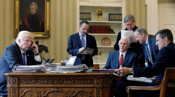 Президент США Дональд Трамп говорит по телефону с президентом России Владимиром Путиным, 28 января 2017 Президент США Дональд Трамп говорит по телефону с президентом России Владимиром Путиным, 28 января 2017