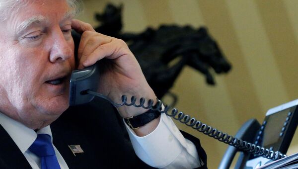 Президент США Дональд Трамп во время телефонного разговора с президентом России Владимиром Путиным, 28 января 2017