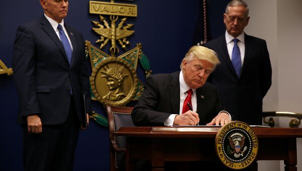 Президент США Дональд Трамп подписывает указ о мерах по предупреждению въезда террористов в США, 27 января 2017