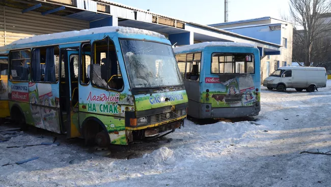 Станция техобслуживания на улице Куйбышева в Донецке, пострадавшая от обстрела украинскими силовиками.