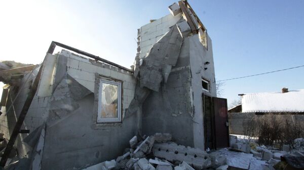Дом, пострадавший в результате обстрела украинскими силовиками, в городе Макеевка Донецкой области. 29 января 2017 год
