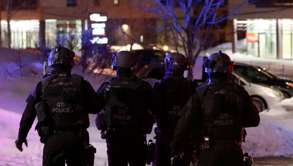 Сотрудники полиции возле места стрельбы в канадском Квебеке. 29 января 2017 год