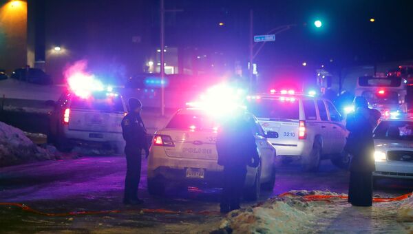 Сотрудники полиции возле места стрельбы в канадском Квебеке. 29 января 2017 год