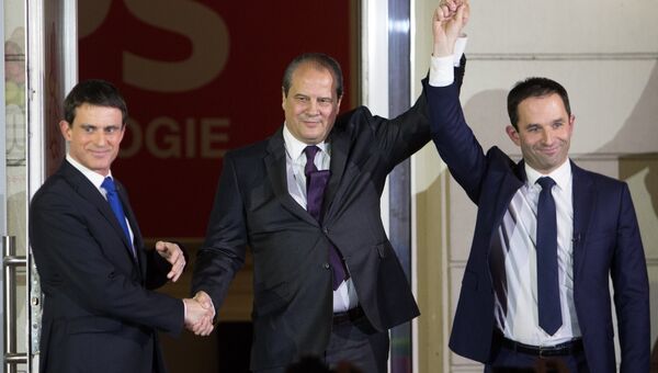 Кандидаты в президенты от Социалистической партии Франции Мануэль Вальс и Бенуа Амон (справа) выходят к прессе в центральном офисе Социалистической партии в Париже. 29 января 2017