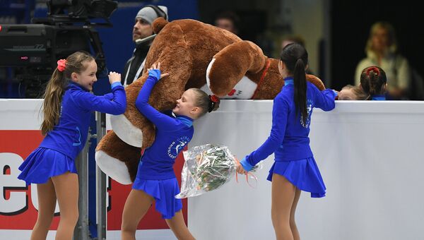 Фигуристки забирают с катка игрушечного медведя после выступления Анны Погорилой в короткой программе женского одиночного катания на чемпионате Европы по фигурному катанию в Остраве