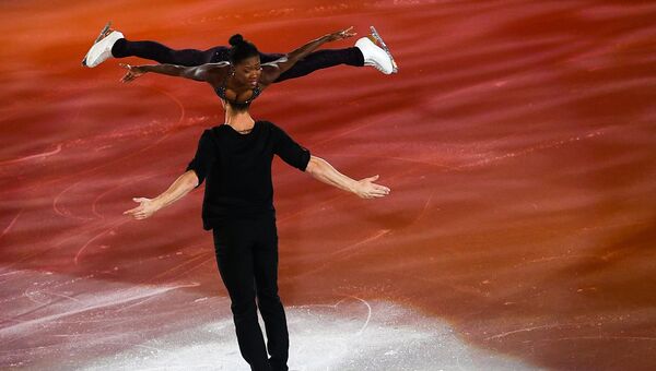 Ванесса Джеймс и Морган Сипре во время показательных выступлений на чемпионате Европы по фигурному катанию в Остраве