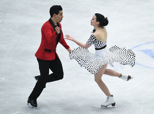 Анна Каппелини и Лука Ланотте выступают в короткой программе танцев на льду на чемпионате Европы по фигурному катанию в Остраве