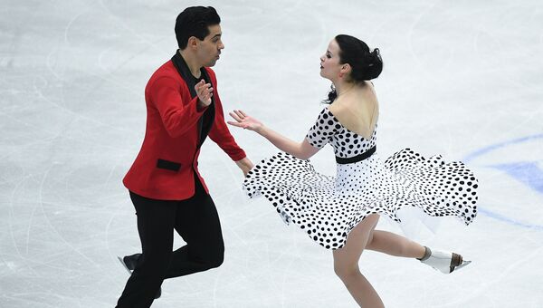 Анна Каппелини и Лука Ланотте выступают в короткой программе танцев на льду на чемпионате Европы по фигурному катанию в Остраве