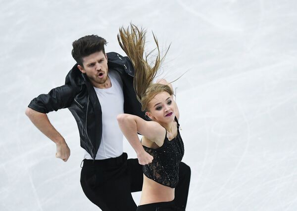Александра Степанова и Иван Букин выступают в короткой программе танцев на льду на чемпионате Европы по фигурному катанию в Остраве