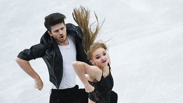 Александра Степанова и Иван Букин выступают в короткой программе танцев на льду на чемпионате Европы по фигурному катанию в Остраве