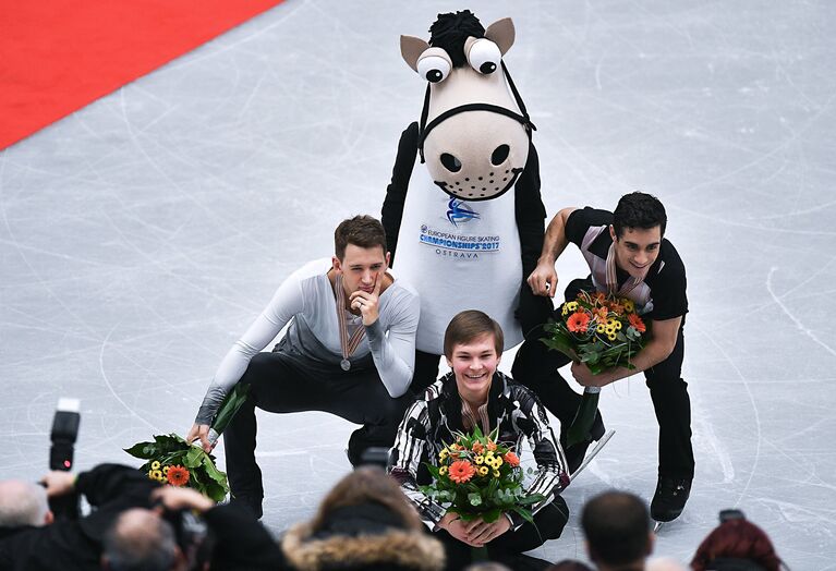 Призеры соревнований в мужском одиночном катании на чемпионате Европы по фигурному катанию в Остраве во время церемонии награждения