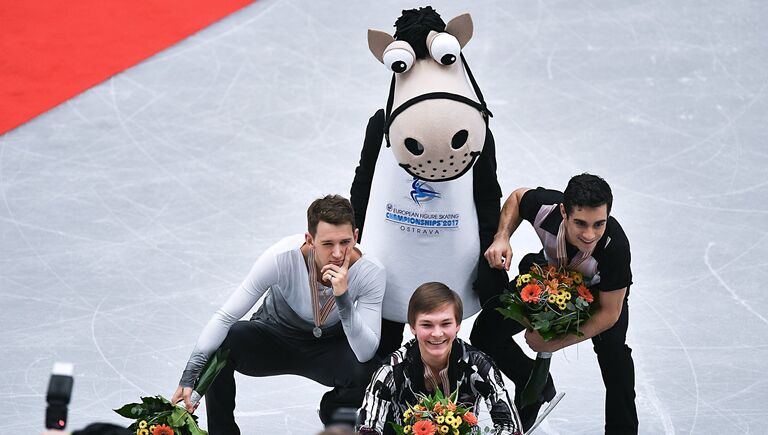 Призеры соревнований в мужском одиночном катании на чемпионате Европы по фигурному катанию в Остраве во время церемонии награждения