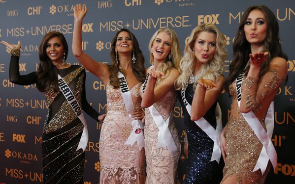 На красной ковровой дорожке Мисс Пуэрто-Рико, Мисс Перу, Мисс Норвегия, Мисс Швеция, Мисс Польша