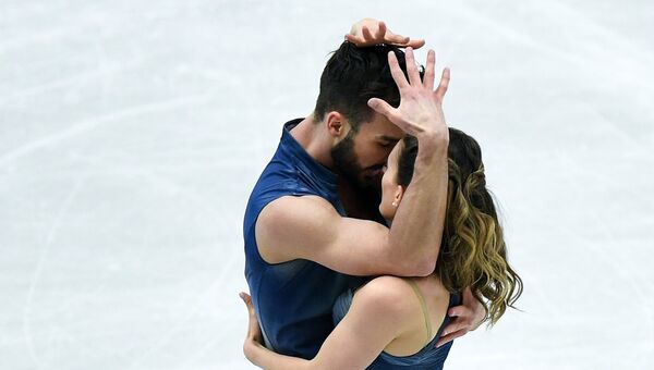 Габриэлла Пападакис и Гийом Сизерон выступают в произвольной программе танцев на льду на чемпионате Европы по фигурному катанию в Остраве