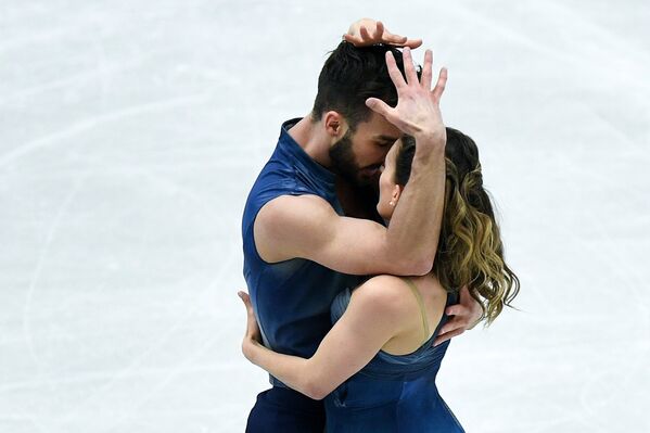 Габриэлла Пападакис и Гийом Сизерон выступают в произвольной программе танцев на льду на чемпионате Европы по фигурному катанию в Остраве