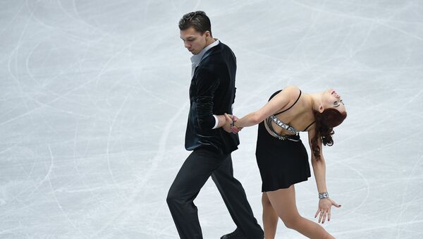 Екатерина Боброва и Дмитрий Соловьев выступают в короткой программе танцев на льду на чемпионате Европы по фигурному катанию в Остраве