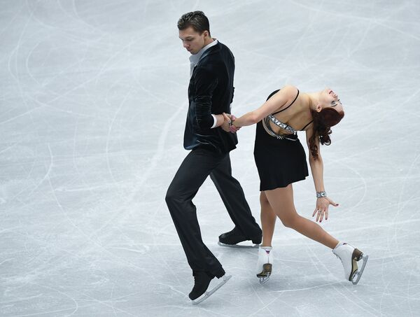Екатерина Боброва и Дмитрий Соловьев выступают в короткой программе танцев на льду на чемпионате Европы по фигурному катанию в Остраве