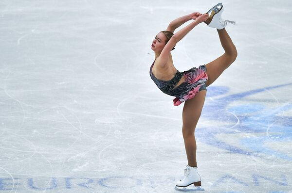 Анна Погорилая (Россия) выступает в произвольной программе женского одиночного катания на чемпионате Европы по фигурному катанию в Остраве