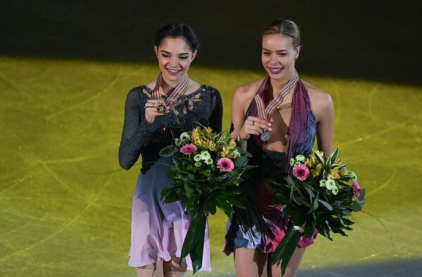 Евгения Медведева и Анна Погорилая во время церемонии награждения в Остраве