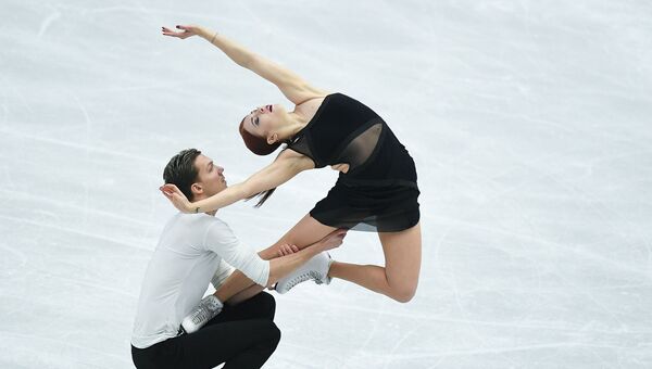 Екатерина Боброва и Дмитрий Соловьев (Россия) выступают в произвольной программе танцев на льду на чемпионате Европы по фигурному катанию в Остраве