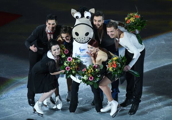 Призеры чемпионата Европы по фигурному катанию в танцах на льду на церемонии награждения
