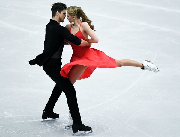 Александра Степанова и Иван Букин (Россия) выступают в произвольной программе танцев на льду на чемпионате Европы по фигурному катанию в Остраве