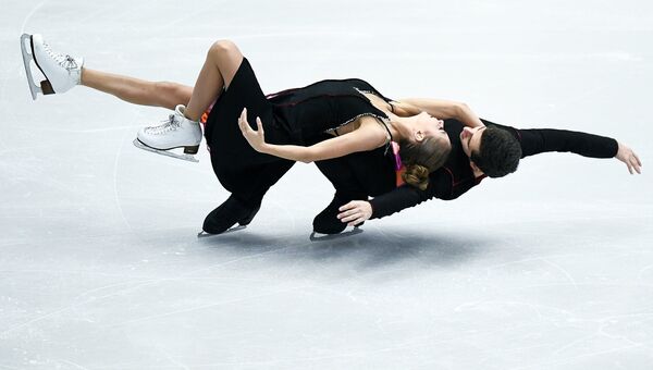 Александра Назарова и Максим Никитин (Украина) выступают в произвольной программе танцев на льду на чемпионате Европы по фигурному катанию в Остраве